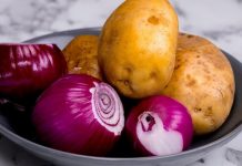 Ovaj stari trik naših baka garantuje rekordni prinos luka i krompira – bez ijedne kapi hemije!