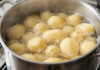 Što dodati u vodu pri kuhanju krumpira: kuhaju se brže i imaju bolji okus.