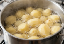 Što dodati u vodu pri kuhanju krumpira: kuhaju se brže i imaju bolji okus.