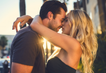 Kada te žena poljubi jezikom, to znači da si ….