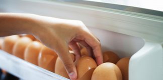 Zašto jaja ne bi smjela biti pohranjena u vratima hladnjaka, najčešća pogreška u kuhinji