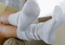 Bijele čarape može biti teško očistiti, ali s ovom metodom ponovno će izgledati potpuno nove