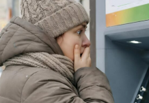 Na dan razvoda, bivši muž je iz sažaljenja dao svojoj ženi bankovnu karticu. Žena ju je uzela, ali gotovo dvije godine nije ni pokušala provjeriti stanje.