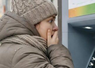 Na dan razvoda, bivši muž je iz sažaljenja dao svojoj ženi bankovnu karticu. Žena ju je uzela, ali gotovo dvije godine nije ni pokušala provjeriti stanje.