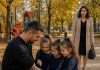 “Trojke su prišle samohranom ocu i rekle mu: ‘Dobar dan, gospodine, naša mama ima tetovažu potpuno istu kao vašu.’ On se ukočio… jer je taj slomljeni kompas bio tajna jedne noći za koju je vjerovao da ju je zauvijek zakopao.”