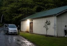 Ovo nije bio film: žena je trčala za život prema garaži… a onda se kombi zaustavio točno iza nje