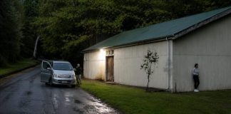 Ovo nije bio film: žena je trčala za život prema garaži… a onda se kombi zaustavio točno iza nje