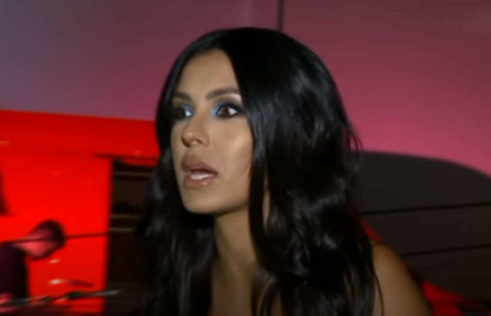 Ovako Tanja Savić izgleda u kupaćem kostimu: Ogavno, otegla se do koljena, Šta joj je sa maČkice? Sve ispalo, DLAKAVA I OGROMNA… (Foto) - featured image Ovako Tanja Savić izgleda u kupaćem kostimu: Ogavno, otegla se do koljena, Šta joj je sa maČkice? Sve ispalo, DLAKAVA I OGROMNA… (Foto) - featured image