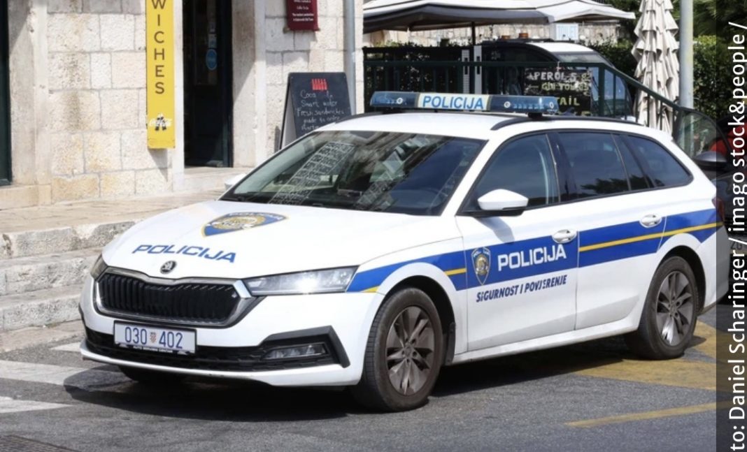 Dva policajca imala ODNOS TOKOM RADNOG VREMENA SA ISTOM ŽENOM u policijskom vozilu, sve otkrio njen suprug kada joj je uzeo telefon - featured image Dva policajca imala ODNOS TOKOM RADNOG VREMENA SA ISTOM ŽENOM u policijskom vozilu, sve otkrio njen suprug kada joj je uzeo telefon - featured image