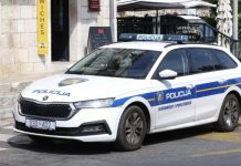 Dva policajca siI0vaIa ženu TOKOM RADNOG VREMENA u policijskom vozilu, sve otkrio njen suprug kada joj je uzeo telefon: Snimila je m0nstrume, a sada joj iz mupa prijete.. Dva policajca imala ODNOS TOKOM RADNOG VREMENA SA ISTOM ŽENOM u policijskom vozilu, sve otkrio njen suprug kada joj je uzeo telefon - featured image