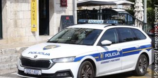 Dva policajca siI0vaIa ženu TOKOM RADNOG VREMENA u policijskom vozilu, sve otkrio njen suprug kada joj je uzeo telefon: Snimila je m0nstrume, a sada joj iz mupa prijete.. Dva policajca imala ODNOS TOKOM RADNOG VREMENA SA ISTOM ŽENOM u policijskom vozilu, sve otkrio njen suprug kada joj je uzeo telefon - featured image