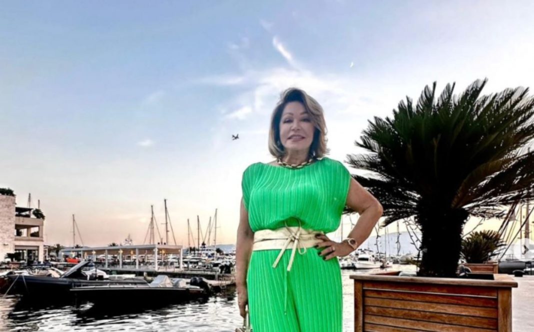 Haos na mrežama zbog fotke Nede Ukraden (74) u kupaćem: Skinula se i pokazala star0 tijelo – koža visi, noge naborane, ogavno - featured image Haos na mrežama zbog fotke Nede Ukraden (74) u kupaćem: Skinula se i pokazala star0 tijelo – koža visi, noge naborane, ogavno - featured image