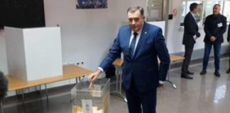 NE MOŽE BEZ SKANDALA: Dodik ismijava i zakone Srbije, pogledajte šta je danas uradio u Konzulatu Srbije u Banjoj Luci… (VIDEO) NE MOŽE BEZ SKANDALA: Dodik ismijava i zakone Srbije, pogledajte šta je danas uradio u Konzulatu Srbije u Banjoj Luci... (VIDEO) - featured image