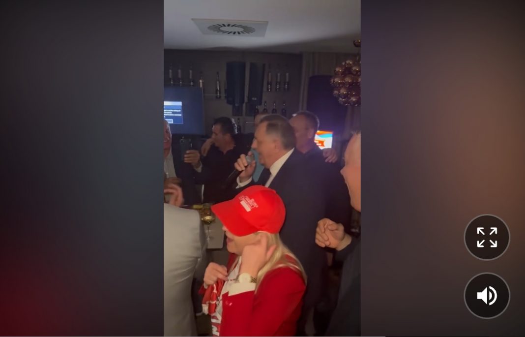 Dodik se nakon izbora uhvatio mikrofona i zapjevao uz članove SNSD-a: 
