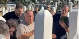 Nakon što se niko od poznatih nije pojavio na grobu Bešlića, Dino jedva izgovorio OVE riječi: “Halid me zakleo da a godisnjicu iznesem ovo, ako ga ne…” da se slediš, kolege više od stida neće izlaziti iz kuće Nakon što se niko od poznatih nije pojavio na grobu Bešlića, Dino jedva izgovorio OVE riječi: "Rekli smo..." - featured image